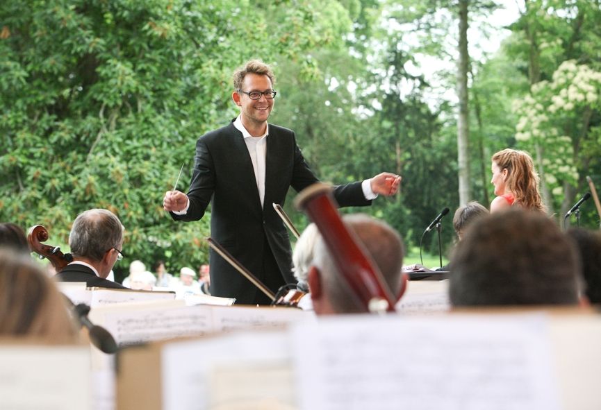 Schlossfestspiele Schwerin / GMD Daniel Huppert dirigiert und moderiert die Freilicht Klassik Konzerte MeckProms © Silke Winkler