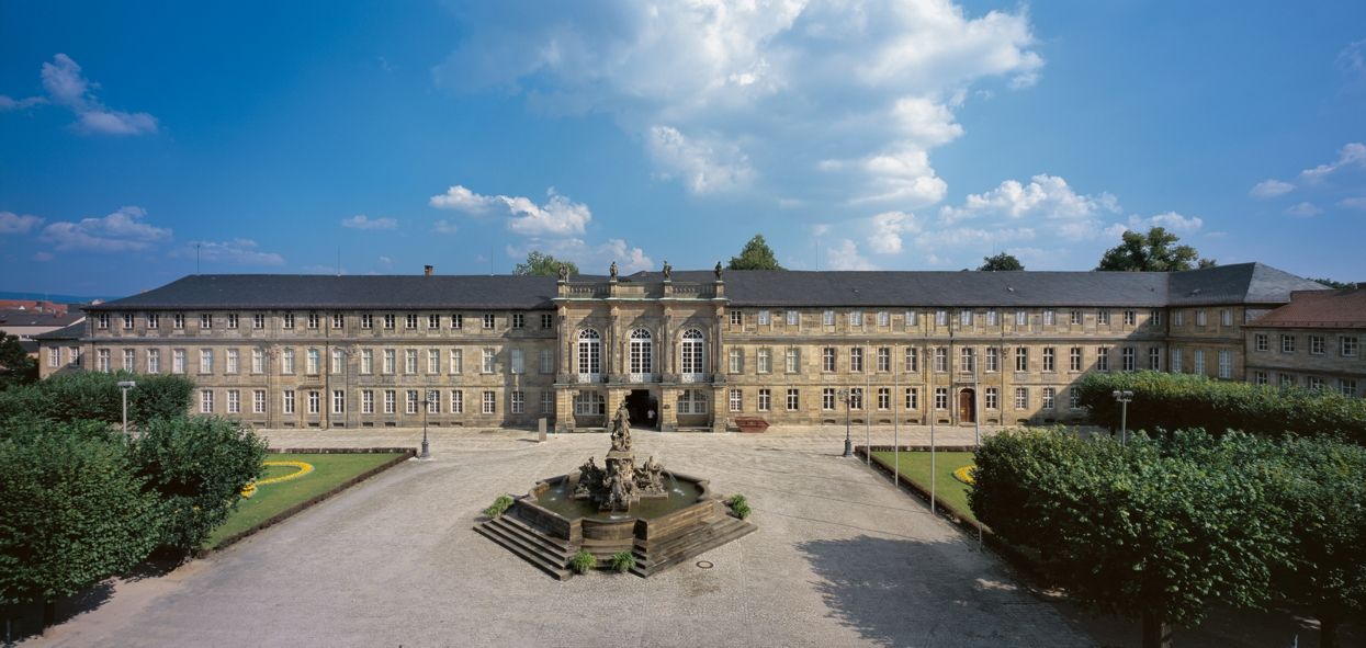 Bayerische Schlösserverwaltung / Bayreuth, Neues Schloss, Fassade mit Vorplatz und Markgrafenbrunnen © Bayerische Schlösserverwaltung Bayerische Schlösserverwaltung / Bayreuth, Neues Schloss, Fassade mit Vorplatz und Markgrafenbrunnen © Bayerische Schlösserverwaltung