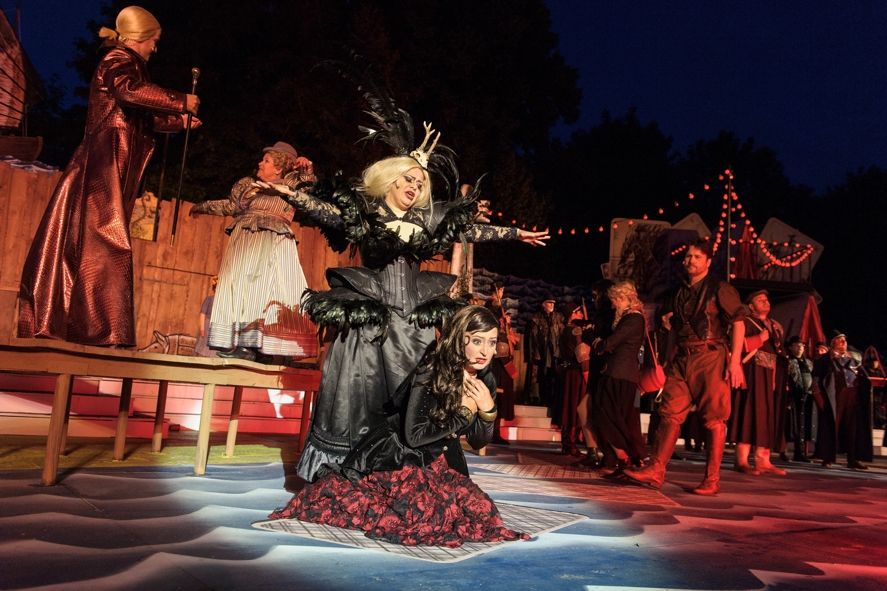 Theater und Orchester Neubrandenburg / Neustrelitz / Festspiele im Schlossgarten Neustrelitz - Der Zigeunerbaron -vorn: Tonje Haugland (Saffi), Viola Zimmermann (Czipra) hinten: Naglatzki (Conte Carneo) / Renate Pick (Mirabella) / Daniel Szeili (Sándor Barnkey) © TOG/ Jörg Metzner Theater und Orchester Neubrandenburg / Neustrelitz / Festspiele im Schlossgarten Neustrelitz - Der Zigeunerbaron -vorn: Tonje Haugland (Saffi), Viola Zimmermann (Czipra) hinten: Naglatzki (Conte Carneo) / Renate Pick (Mirabella) / Daniel Szeili (Sándor Barnkey) © TOG/ Jörg Metzner