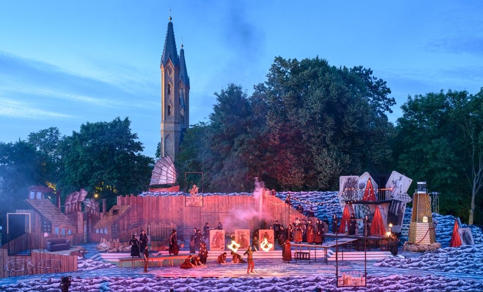 Theater und Orchester Neubrandenburg / Neustrelitz / Festspiele im Schlossgarten Neustrelitz - Der Zigeunerbaron - Panorama Bühne © TOG/ Jörg Metzner Theater und Orchester Neubrandenburg / Neustrelitz / Festspiele im Schlossgarten Neustrelitz - Der Zigeunerbaron - Panorama Bühne © TOG/ Jörg Metzner