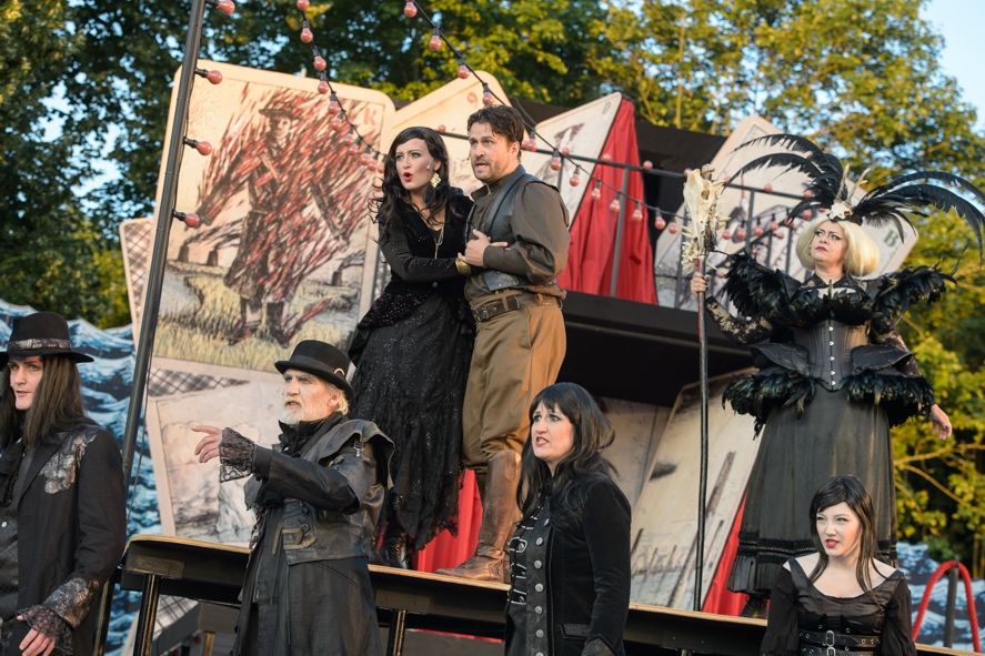 Theater und Orchester Neubrandenburg / Neustrelitz / Festspiele im Schlossgarten Neustrelitz - Der Zigeunerbaron - oben: Tonje Haugland (Saffi) / Daniel Szeili (Sándor Barnkey) / Viola Zimmermann (Czipra) © TOG/ Jörg Metzner Theater und Orchester Neubrandenburg / Neustrelitz / Festspiele im Schlossgarten Neustrelitz - Der Zigeunerbaron - oben: Tonje Haugland (Saffi) / Daniel Szeili (Sándor Barnkey) / Viola Zimmermann (Czipra) © TOG/ Jörg Metzner