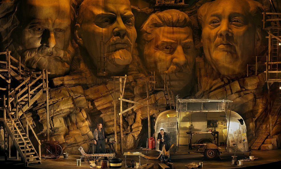 Bayreuther Festspiele / Siegfried - Siegfried und Mime vor einem Marx, Engels, Stalin und MaoTsetung Felsengebirge © Bayreuther Festspiele / Enrico Nawrath Bayreuther Festspiele / Siegfried - Siegfried und Mime vor einem Marx, Engels, Stalin und MaoTsetung Felsengebirge © Bayreuther Festspiele / Enrico Nawrath