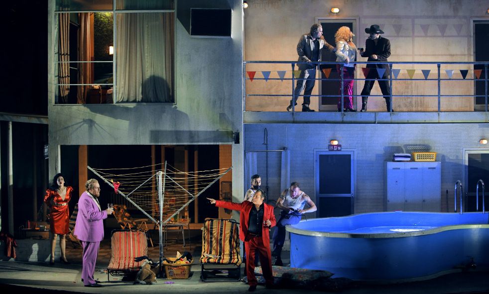 Bayreuther Festspiele / Rheingold - Das Golden Motel und Ensemble © Bayreuther Festspiele / Enrico Nawrath Bayreuther Festspiele / Rheingold - Das Golden Motel und Ensemble © Bayreuther Festspiele / Enrico Nawrath