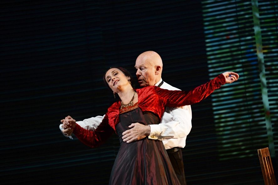 Oper Frankfurt / Entführung aus dem Serail v.l.n.r. Konstanze und Bassa Selim © Barbara Aumüller