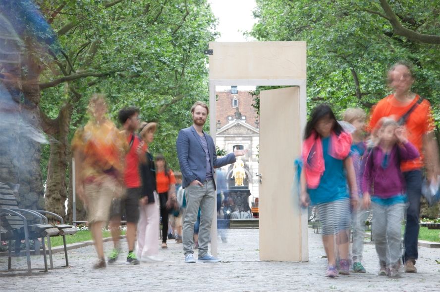 Landesbühne Sachsen / Willkommen - Komödie von Lutz Hübner und Sarah Nemitz mit Moritz Gabriel © Hagen König Landesbühne Sachsen / Willkommen - Komödie von Lutz Hübner und Sarah Nemitz mit Moritz Gabriel © Hagen König