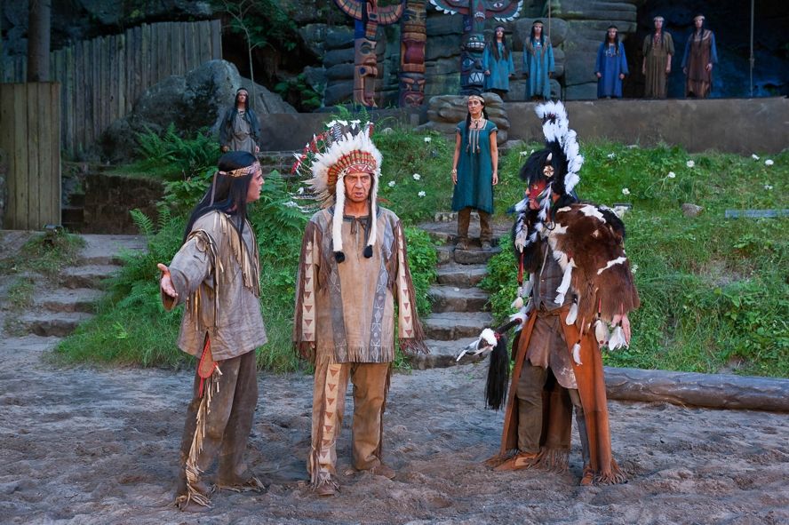 Landesbühnen Sachsen / Feslenbühne Rathen Winnetou I - Michael Berndt-Canana, Olaf Hörbe,Julia Vincze, Peter Mohr © Landesbühnen Sachsen Landesbühnen Sachsen / Feslenbühne Rathen Winnetou I - Michael Berndt-Canana, Olaf Hörbe,Julia Vincze, Peter Mohr © Landesbühnen Sachsen