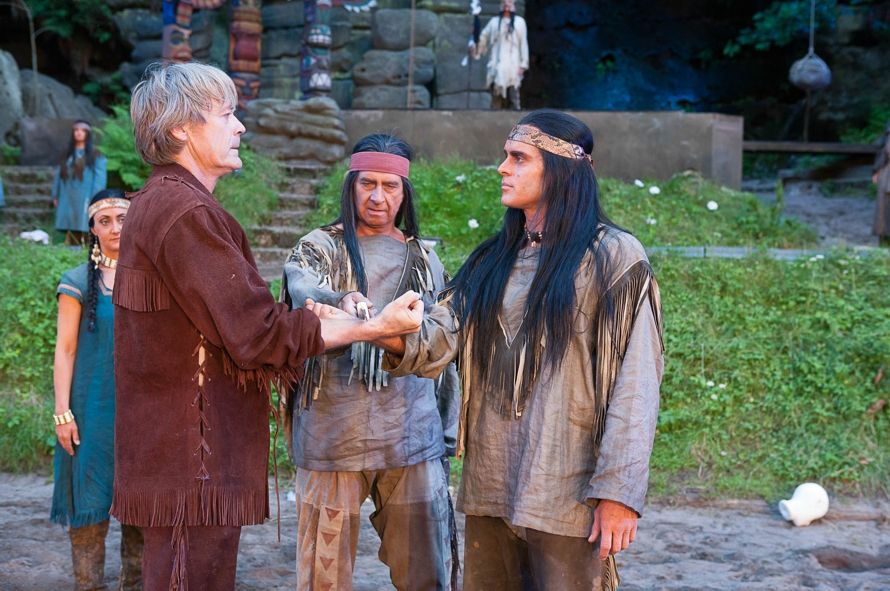 Landesbühnen Sachsen / Feslenbühne Rathen Winnetou I - Jürgen Haase, Olaf Hörbe, Michael Berndt-Canana © Landesbühnen Sachsen Landesbühnen Sachsen / Feslenbühne Rathen Winnetou I - Jürgen Haase, Olaf Hörbe, Michael Berndt-Canana © Landesbühnen Sachsen