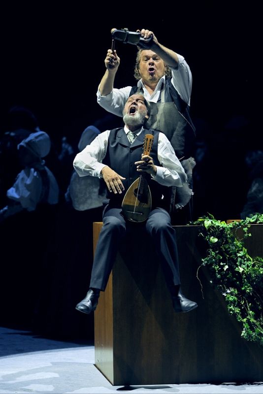 Bayreuther Festspiele / Die Meistersinger von Nürnberg - Musikalische Leitung Philippe Jordan, Inszenierung Barrie Kosky, Bühne Rebecca Riest, Kostüme Klaus Bruns, - 2. Aufzug - Hans Sachs und Sixtus Beckmesser © Bayreuther Festspiele / Enrico Nawrath Bayreuther Festspiele / Die Meistersinger von Nürnberg - Musikalische Leitung Philippe Jordan, Inszenierung Barrie Kosky, Bühne Rebecca Riest, Kostüme Klaus Bruns, - 2. Aufzug - Hans Sachs und Sixtus Beckmesser © Bayreuther Festspiele / Enrico Nawrath