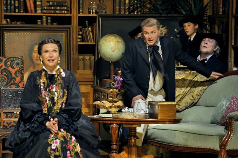 Bayreuther Festspiele / Die Meistersinger von Nürnberg - Musikalische Leitung Philippe Jordan, Inszenierung Barrie Kosky, Bühne Rebecca Riest, Kostüme Klaus Bruns, - hier Anne Schwanewils als Eva / Cosima Wagner und Klaus Florian Vogt als Stolzing © Bayreuther Festspiele / Enrico Nawrath Bayreuther Festspiele / Die Meistersinger von Nürnberg - Musikalische Leitung Philippe Jordan, Inszenierung Barrie Kosky, Bühne Rebecca Riest, Kostüme Klaus Bruns, - hier Anne Schwanewils als Eva / Cosima Wagner und Klaus Florian Vogt als Stolzing © Bayreuther Festspiele / Enrico Nawrath