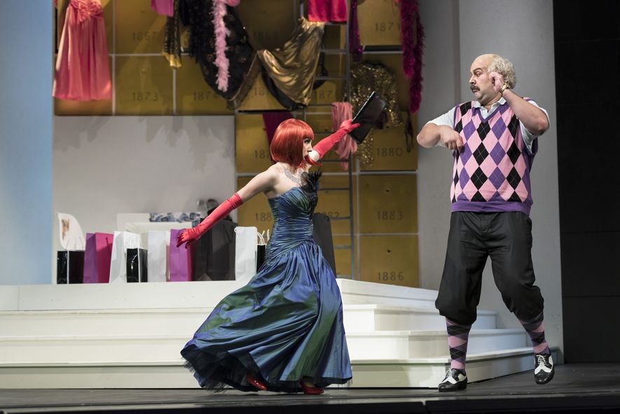 Theater und Philharmonie Thüringen / DON PASQUALE - Ulrich Burdack (Don Pasquale) und Miriam Zubieta (Norina) © Sabina Sabovic Theater und Philharmonie Thüringen / DON PASQUALE - Ulrich Burdack (Don Pasquale) und Miriam Zubieta (Norina) © Sabina Sabovic