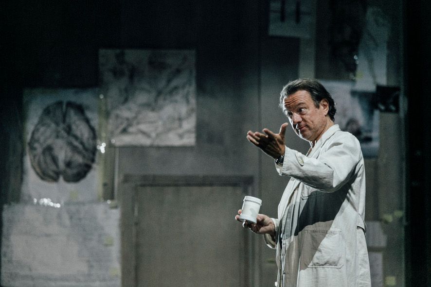 Residenztheater München / Kinder der Sonne - hier Norman Hacker als Chemiker Protassow © Thomas Dashuber Residenztheater München / Kinder der Sonne - hier Norman Hacker als Chemiker Protassow © Thomas Dashuber