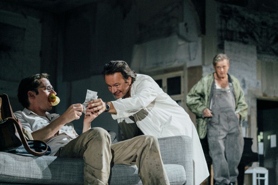 Residenztheater München / Kinder der Sonne - hier v.l. Till Firit als Boris Nikolajewitsch Tschepurnoj_ Norman Hacker als Protassow, Thomas Huber als Jegor der Schlosser © Thomas Dashuber Residenztheater München / Kinder der Sonne - hier v.l. Till Firit als Boris Nikolajewitsch Tschepurnoj_ Norman Hacker als Protassow, Thomas Huber als Jegor der Schlosser © Thomas Dashuber