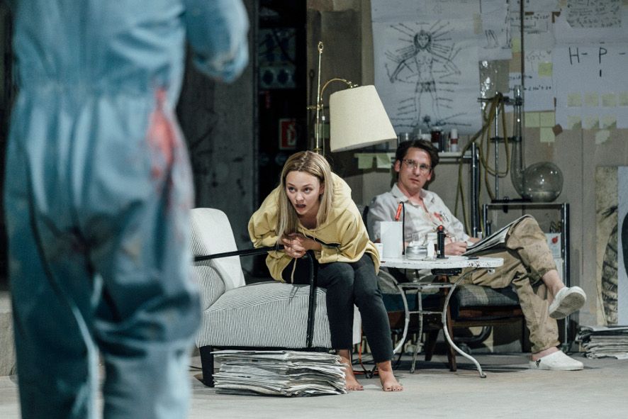 Residenztheater München / Kinder der Sonne - hier v.l. Mathilde Bundschuh als Lisa Protassows Schwester, Till Firit als Boris Nikolajewitsch Tschepurnoj © Thomas Dashuber Residenztheater München / Kinder der Sonne - hier v.l. Mathilde Bundschuh als Lisa Protassows Schwester, Till Firit als Boris Nikolajewitsch Tschepurnoj © Thomas Dashuber