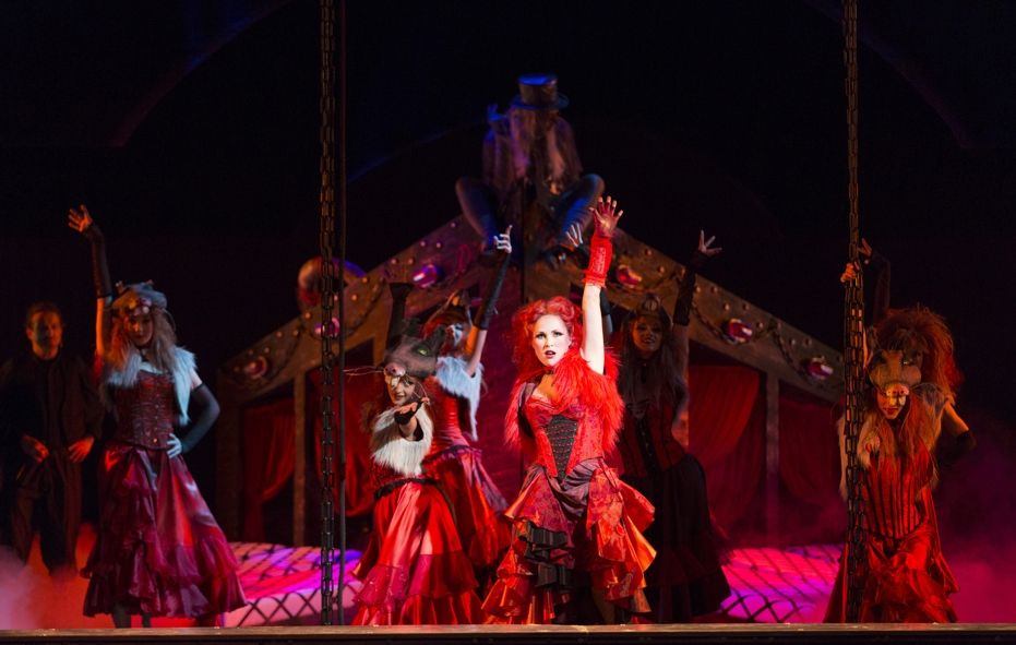 Theater und Philharmonie Thüringen / JEKYLL und HYDE - Eve Rades (Lucy Harris) und Kai Wefer (Spider, Zuhälter) Damen des Thüringer Staatsballetts © Stephan Walzl Theater und Philharmonie Thüringen / JEKYLL und HYDE - Eve Rades (Lucy Harris) und Kai Wefer (Spider, Zuhälter) Damen des Thüringer Staatsballetts © Stephan Walzl