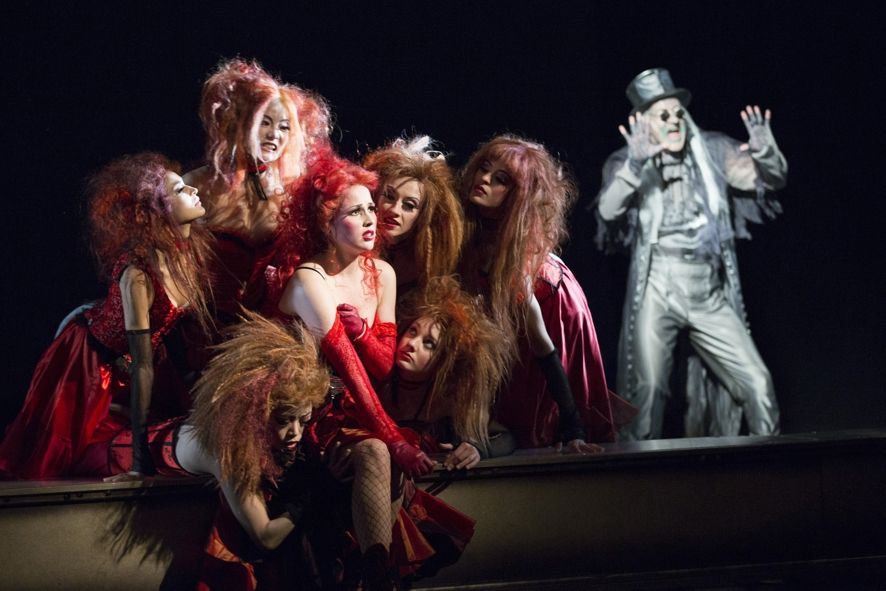 Theater und Philharmonie Thüringen / JEKYLL und HYDE - Eve Rades (Lucy Harris) und Damen des Thüringer Staatsballetts Kai Wefer (Spider, Zuhälter) © Stephan Walzl Theater und Philharmonie Thüringen / JEKYLL und HYDE - Eve Rades (Lucy Harris) und Damen des Thüringer Staatsballetts Kai Wefer (Spider, Zuhälter) © Stephan Walzl