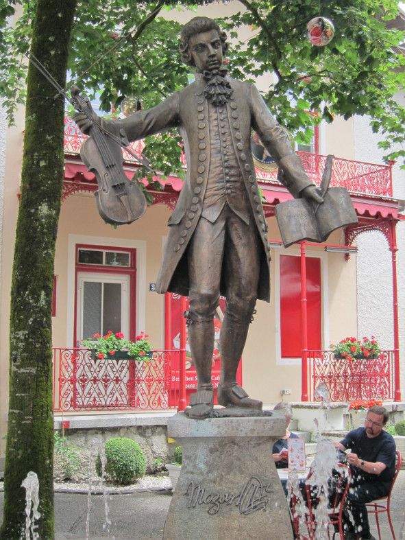 Mozart Überall - Sein Denkmal in einem kleinen bayerischen Städtchen © IOCO / Gallée Mozart Überall - Sein Denkmal in einem kleinen bayerischen Städtchen © IOCO / Gallée