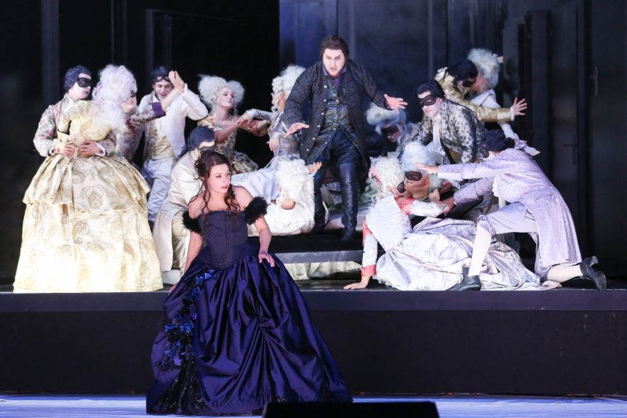 Volksoper Wien / Die Räuber - hier Sofia Soloviy als Amalia, Boaz Daniel als Franz Moor © barbara pálffy / volksoper Volksoper Wien / Die Räuber - hier Sofia Soloviy als Amalia, Boaz Daniel als Franz Moor © barbara pálffy / volksoper