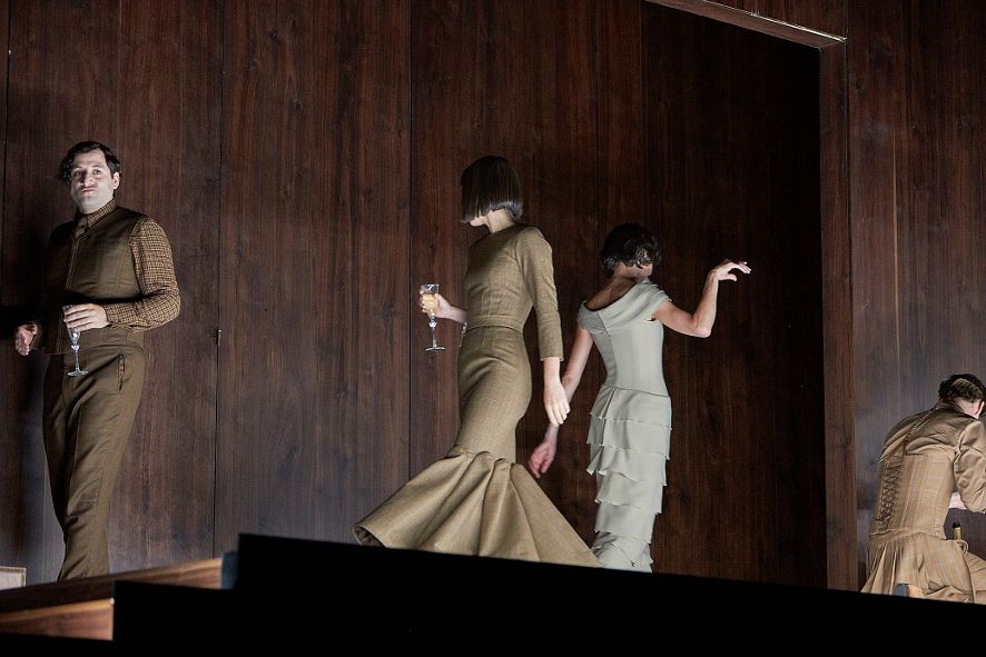 Residenztheater München / Tartuffe - hier v.l. Bijan Zamani, Nora Buzalka, Sophie von Kessel, Christian Erdt © Matthias Horn Residenztheater München / Tartuffe - hier v.l. Bijan Zamani, Nora Buzalka, Sophie von Kessel, Christian Erdt © Matthias Horn