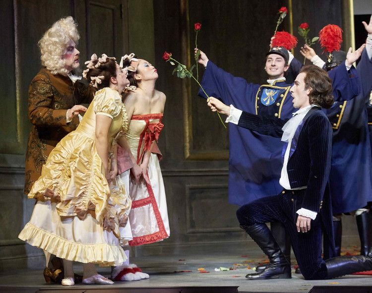 Volkstheater Rostock / La Cenerentola_ Tisbe und Clorinda mit ihren zahlreichen Verehrern © Thomas Häntzschel Volkstheater Rostock / La Cenerentola_ Tisbe und Clorinda mit ihren zahlreichen Verehrern © Thomas Häntzschel