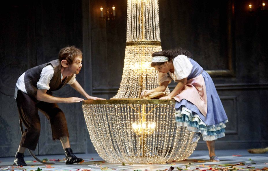 Volkstheater Rostock / La Cenerentola - Marco Geisler als Maus und Aschenputtel Eloise Cénac-Morthé © Thomas Häntzschel Volkstheater Rostock / La Cenerentola - Marco Geisler als Maus und Aschenputtel Eloise Cénac-Morthé © Thomas Häntzschel