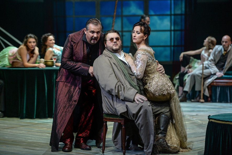 Deutsche Oper am Rhein / Das Rheingold - hier Loge, Wotan und Fricka ( Raymond Very, James Rutherford und Katarzyna Kuncio © Hans Jörg Michel Deutsche Oper am Rhein / Das Rheingold - hier Loge, Wotan und Fricka ( Raymond Very, James Rutherford und Katarzyna Kuncio © Hans Jörg Michel