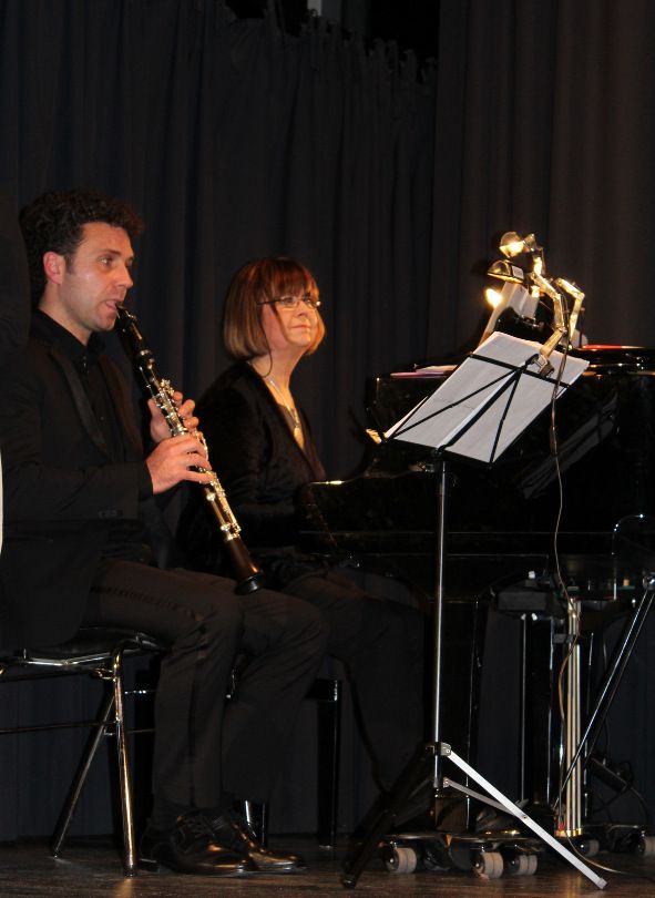 Münster / Kabarett Radikalkultur hier Das Musikteam Tauland Haxhikadrija und Mechthild von Schoenebeck © Hanns Butterhof Münster / Kabarett Radikalkultur hier Das Musikteam Tauland Haxhikadrija und Mechthild von Schoenebeck © Hanns Butterhof