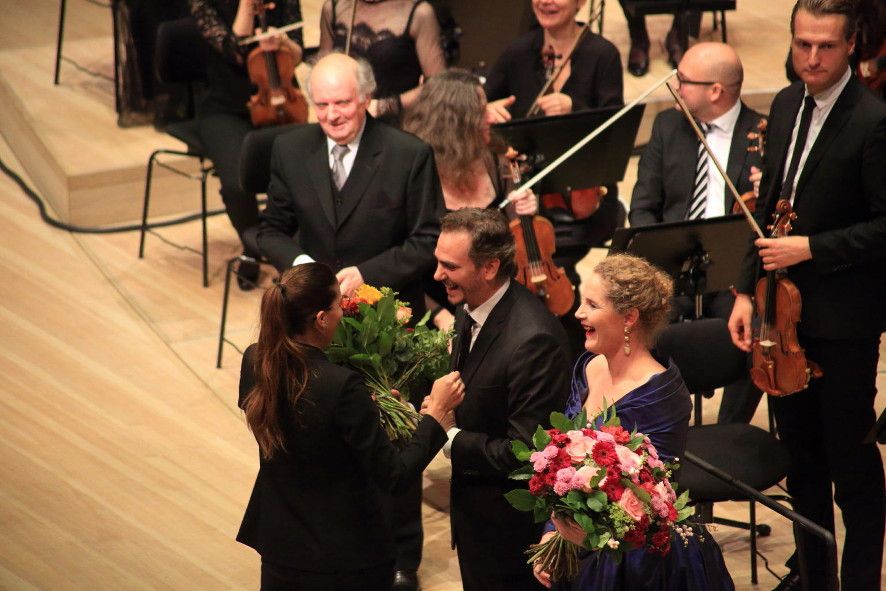 Elbphilharmonie Hamburg / Solisten vlnr Michaela Kaune, Wilhelm Schwinghammer, Marek Janowski, Konzertmeister Konradin Seitzer © Patrik Klein Elbphilharmonie Hamburg / Solisten vlnr Michaela Kaune, Wilhelm Schwinghammer, Marek Janowski, Konzertmeister Konradin Seitzer © Patrik Klein