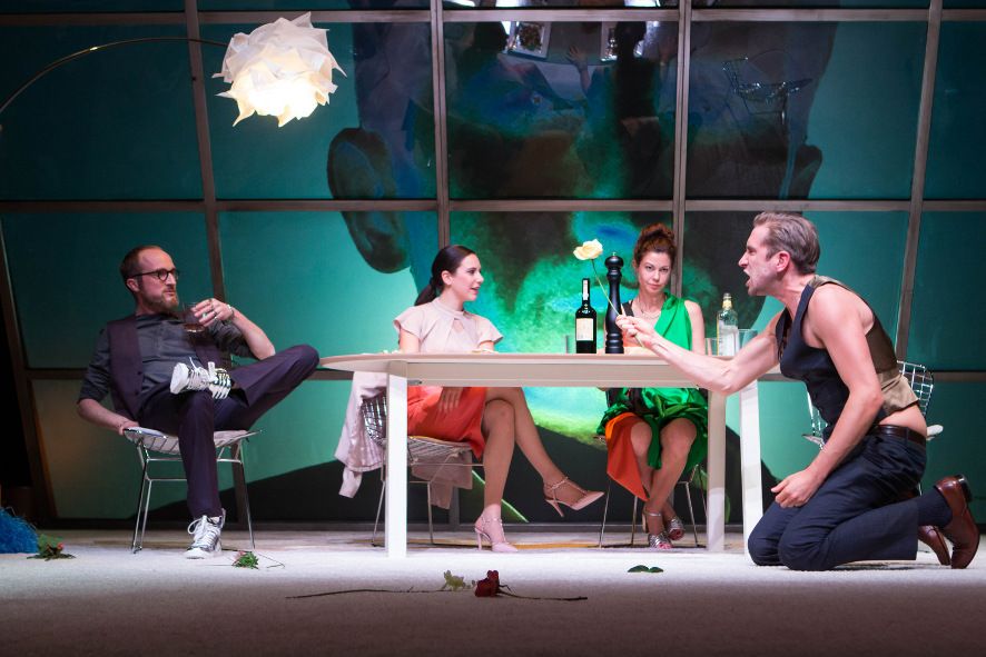 Theater Münster / Geächtet - hier Eine Korandebatte überschattet das nette Abendessen © Oliver Berg