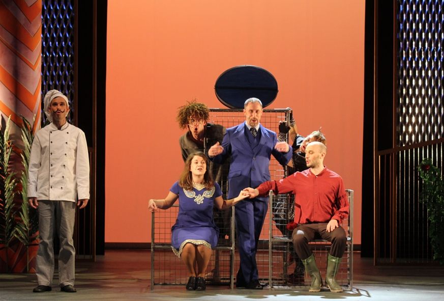 Theater Hagen / König Drosselbart - (v.l.n.r.): hinten: Daniel Heck, Jan Schuba, Kristina Günther-Vieweg, vorne: Emanuele Pazienza, Carolina Walker, Tobias Rusnak © Klaus Lefebvre Theater Hagen / König Drosselbart - (v.l.n.r.): hinten: Daniel Heck, Jan Schuba, Kristina Günther-Vieweg, vorne: Emanuele Pazienza, Carolina Walker, Tobias Rusnak © Klaus Lefebvre