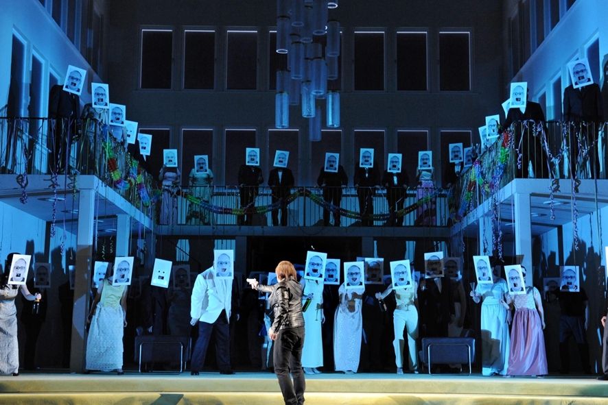 Oper Frankfurt / Die sizilianische Vesper - Henri (in der Bildmitte mit dem Rücken zum Betrachter) und das Ensemble © Thilo Beu Oper Frankfurt / Die sizilianische Vesper - Henri (in der Bildmitte mit dem Rücken zum Betrachter) und das Ensemble © Thilo Beu