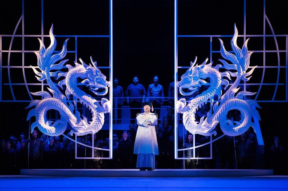 Staatstheater Cottbus / Turandot - hier Andreas Jäpel als Mandarin und Ensemble © Marlies Kroos Staatstheater Cottbus / Turandot - hier Andreas Jäpel als Mandarin und Ensemble © Marlies Kroos