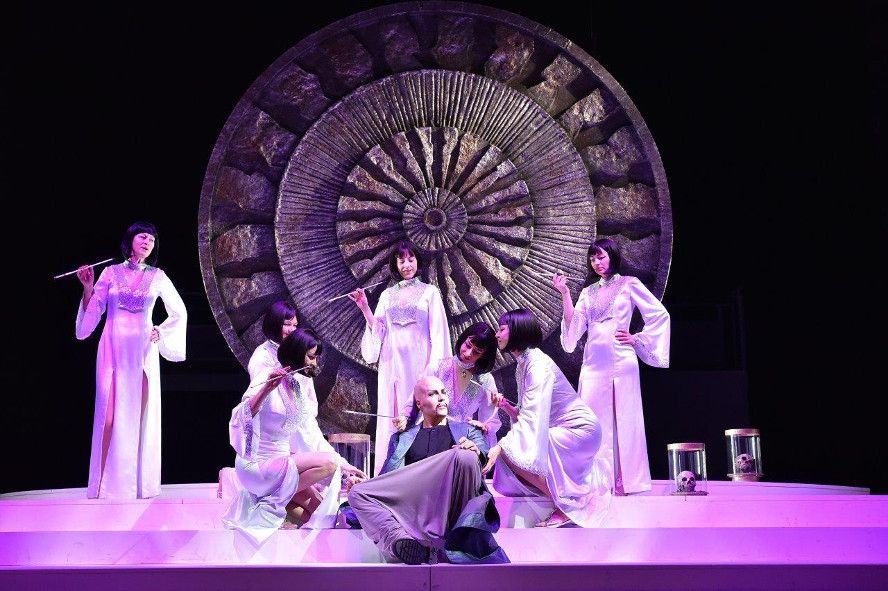 Staatstheater Cottbus / Turandot - hier vorne Martin Shalita als Calaf und Ensemble © Marlies Kroos Staatstheater Cottbus / Turandot - hier vorne Martin Shalita als Calaf und Ensemble © Marlies Kroos