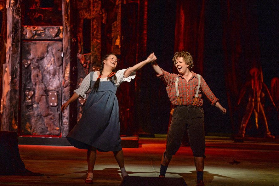 Nationaltheater Mannheim / Hänsel und Gretel - hier ausgelassen tanzend © Hans Jörg Michel Nationaltheater Mannheim / Hänsel und Gretel - hier ausgelassen tanzend © Hans Jörg Michel