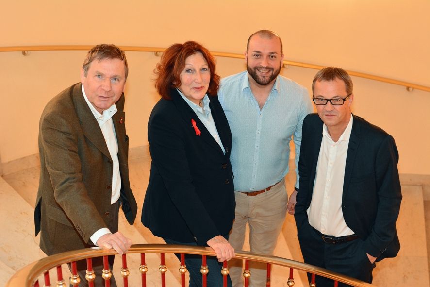 Deutsche Oper am Rhein / Operngala - Dr. Ulrich Heide (Geschäftsführender Vorstand der Deutschen AIDS-Stiftung), Prof. Dr. med. Elisabeth Pott (Vorstandsvorsitzende der Deutschen AIDS-Stiftung), Bogdan Talo? (Bass im Ensemble der Deutschen Oper am Rhein), Prof. Christoph Meyer (Generalintendant der Deutschen Oper am Rhein). © Daniel Senzek Deutsche Oper am Rhein / Operngala - Dr. Ulrich Heide (Geschäftsführender Vorstand der Deutschen AIDS-Stiftung), Prof. Dr. med. Elisabeth Pott (Vorstandsvorsitzende der Deutschen AIDS-Stiftung), Bogdan Talo? (Bass im Ensemble der Deutschen Oper am Rhein), Prof. Christoph Meyer (Generalintendant der Deutschen Oper am Rhein). © Daniel Senzek