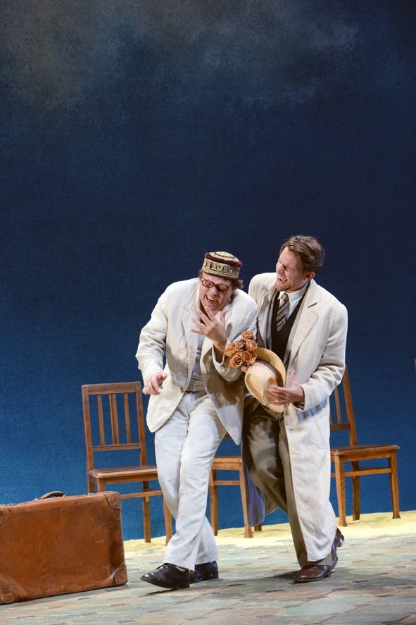 Oper Frankfurt / Die Entführung aus dem Serail - v.l.n.r. Peter Marsh (Pedrillo) und Martin Mitterrutzner (Belmonte) © Barbara Aumüller