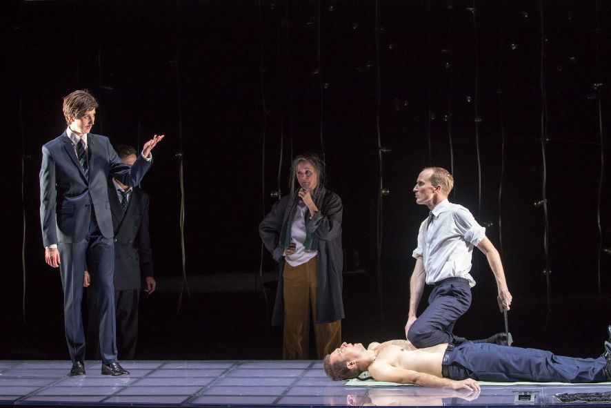 Theater Münster / Der Kaufmann von Venedig - hier: Der Richter rettet den Kaufmann, vlnr Sandra Bezler, Carola von Seckendorff, Christian Bo Salle, Christoph Rinke © Oliver Berg Theater Münster / Der Kaufmann von Venedig - hier: Der Richter rettet den Kaufmann, vlnr Sandra Bezler, Carola von Seckendorff, Christian Bo Salle, Christoph Rinke © Oliver Berg