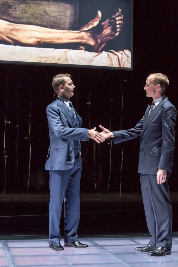 Theater Münster / Der Kaufmann von Venedig - hier: Große Ähnlichkeit - Der christliche Kaufmann und der jüdische Geldverleiher, vl Christian Bo Salle, Christoph Rinke © Oliver Berg Theater Münster / Der Kaufmann von Venedig_ hier: Große Ähnlichkeit - Der christliche Kaufmann und der jüdische Geldverleiher, vl Christian Bo Salle, Christoph Rinke © Oliver Berg