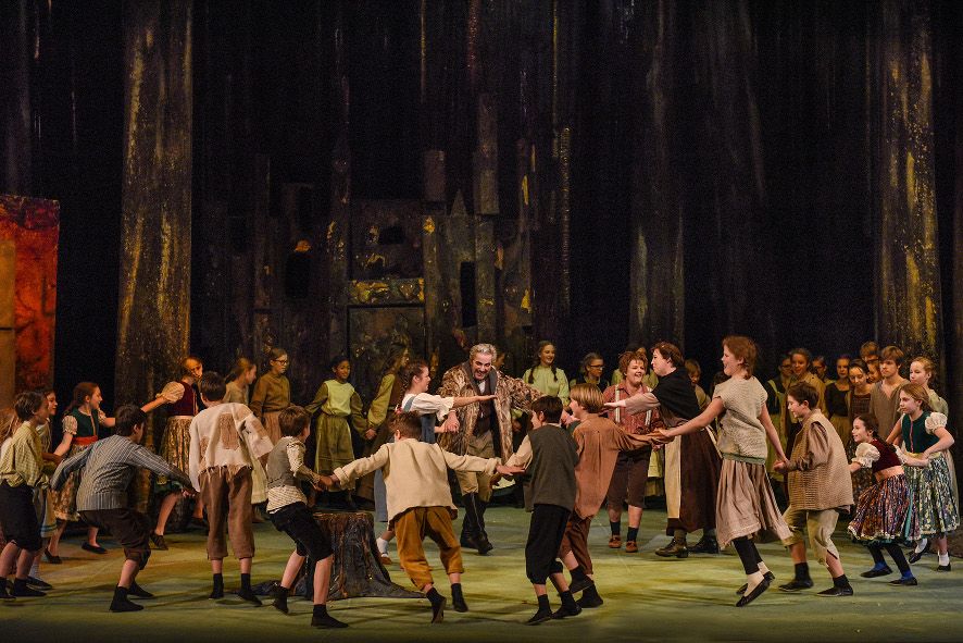 Nationaltheater Mannheim / Hänsel und Gretel - hier die erlösten Kinder © Hans Jörg Michel Nationaltheater Mannheim / Hänsel und Gretel - hier die erlösten Kinder © Hans Jörg Michel
