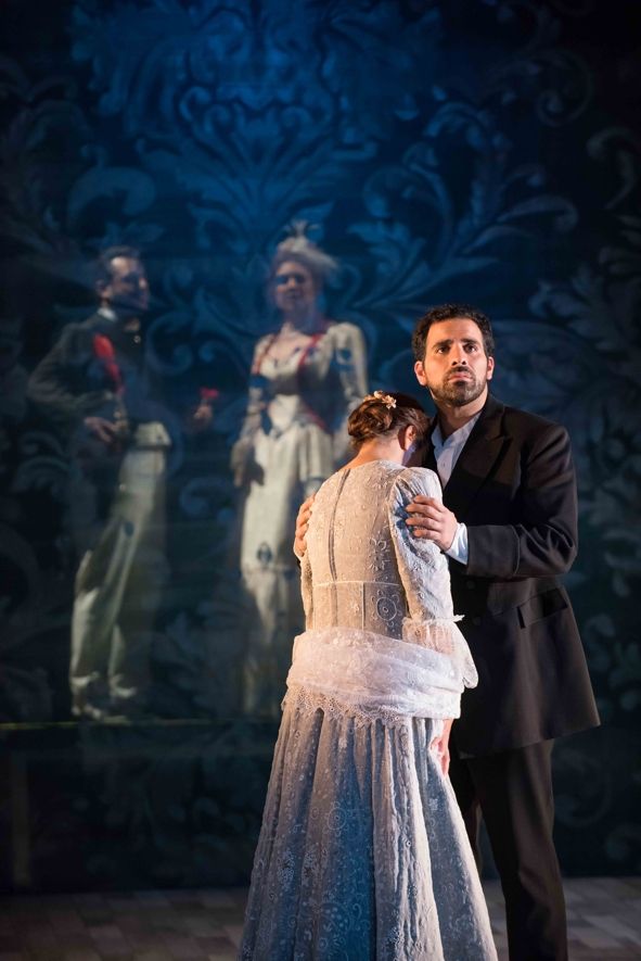 Theater Nordhausen / Theater Rudolstadt - Luisa Fernanda - hinten v. li. Angelos Samartzis (Javier Moreno), Zinzi Frohwein (Herzogin Carolina), vorne v. li. Sabine Noack (Luisa Fernanda), Manos Kia (Vidal Hernando) © Roland Obst