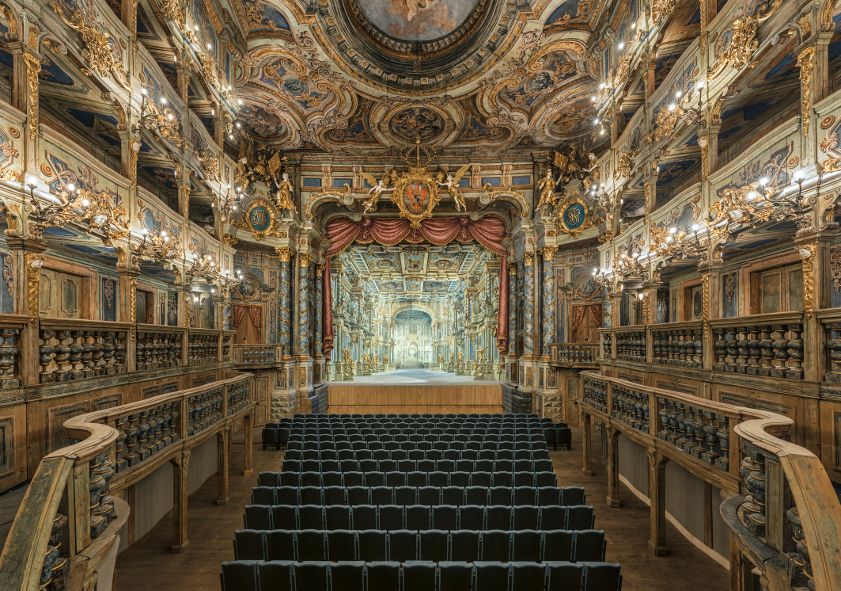 Markgräfliches Opernhaus Bayreuth / Der Zuschauerraum nach der Restaurierung, Blick zur Bühne mit neu rekonstruiertem Bühnenbild © Bayerische Schlösserverwaltung