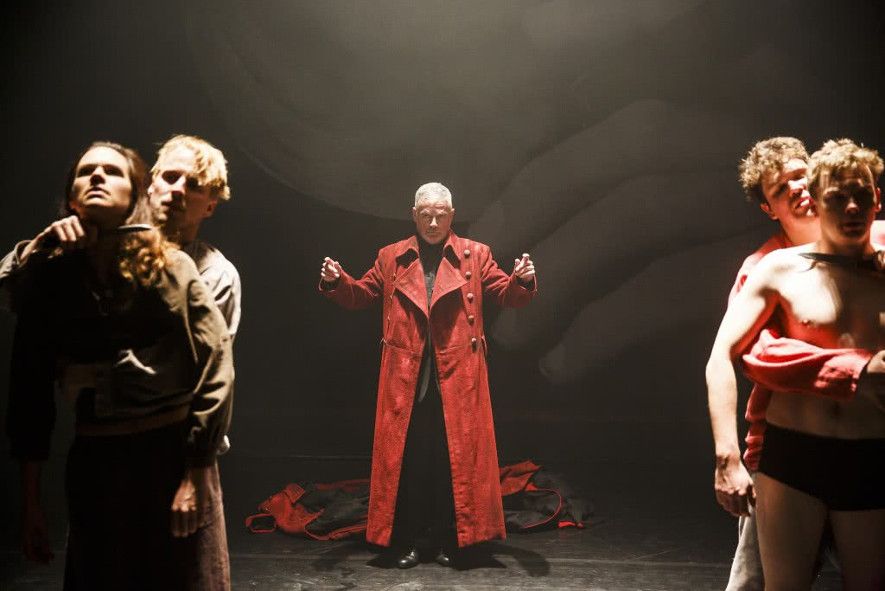 Residenztheater München / Mauser von Heiner Mueller - hier vl Nora Buzalka, Christian Erdt, Alfred Kleinheinz, Marcel Heupermann, Franz Paetzold © Konrad Fersterer