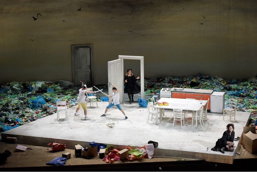 Staatsoper Stuttgart / Medea - hier Johannes Rempp und Justus Laukemann als Söhne von Medea und Iason; Helene Schneidermann als Neris, Cornelia Ptassek als Medea © Thomas Aurin