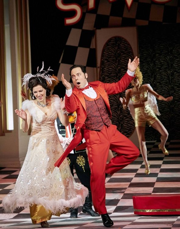 Volkstheater Rostock / Die Csárdásfürstin - hier Claudia Sorokina als Sylva Varesku und Roman Martin als Graf Boni Káncsiánu © Thomas Hätzschel Volkstheater Rostock / Die Csárdásfürstin - hier Claudia Sorokina als Sylva Varesku und Roman Martin als Graf Boni Káncsiánu © Thomas Hätzschel