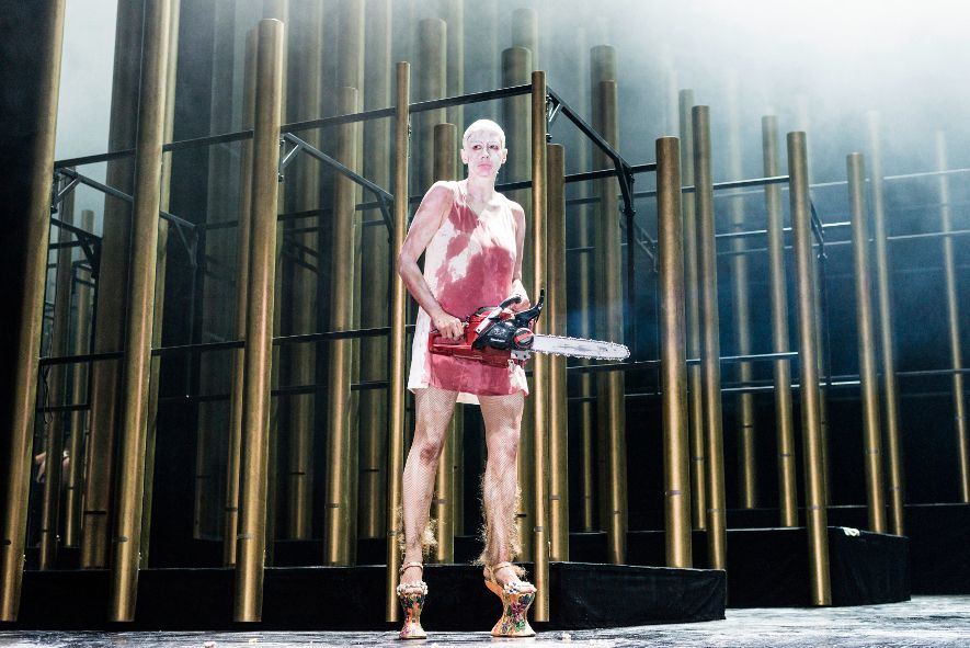 Berliner Ensemble / Caligula von Albert Camus - hier Constanze Becker als Caligula © Julian Roeder Berliner Ensemble / Caligula von Albert Camus - hier Constanze Becker als Caligula © Julian Roeder