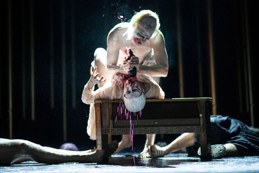 Berliner Ensemble / Caligula von Albert Camus - hier Constanze Becker als Caligula und Felix Rech als Cherea © Julian Roeder Berliner Ensemble / Caligula von Albert Camus - hier Constanze Becker als Caligula und Felix Rech als Cherea © Julian Roeder