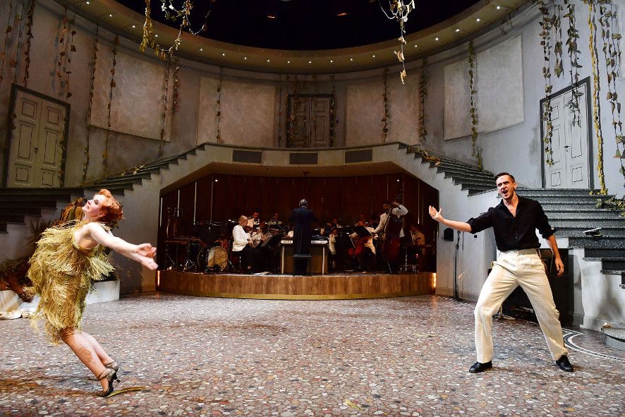 Theater Basel / Blume von Hawaii - hier Pia Händler als Prinzessin Laya und Elias Eilinghoff als Kapitän © Sandra Then Theater Basel / Blume von Hawaii - hier Pia Händler als Prinzessin Laya und Elias Eilinghoff als Kapitän © Sandra Then