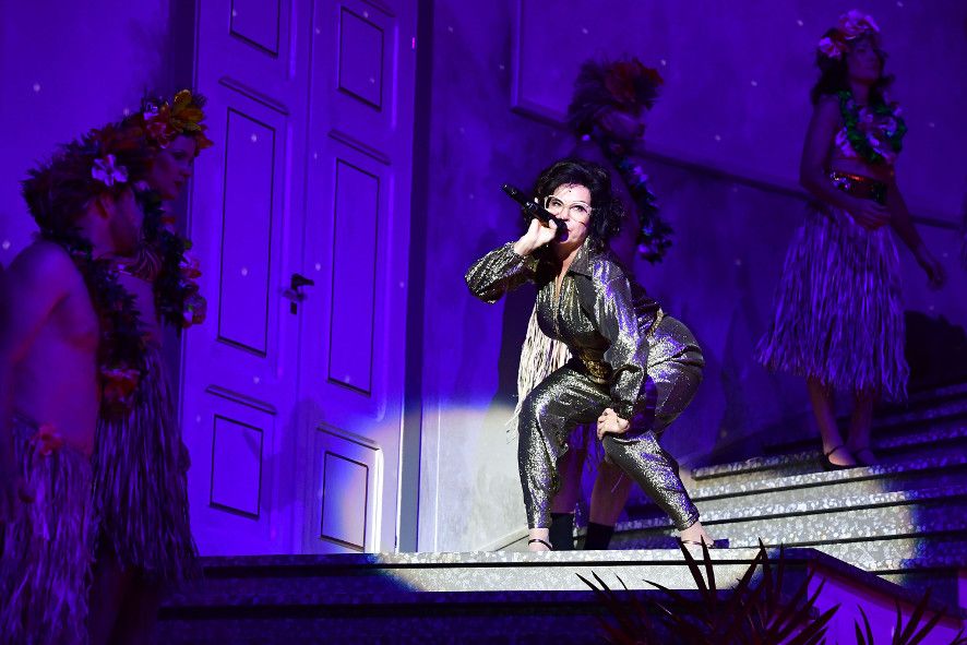 Theater Basel / Blume von Hawaii - hier Katja Jung als Bessi © Sandra Then Theater Basel / Blume von Hawaii - hier Katja Jung als Bessi © Sandra Then