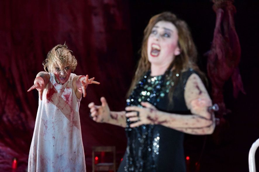 Theater Basel / Elektra von Richard Strauss - hier vl _ Rachel Nicholls ist Elektra, Ursula Hesse von den Steinen ist Klytemnestra © Sandra Then Theater Basel / Elektra von Richard Strauss - hier vl _ Rachel Nicholls ist Elektra, Ursula Hesse von den Steinen ist Klytemnestra © Sandra Then