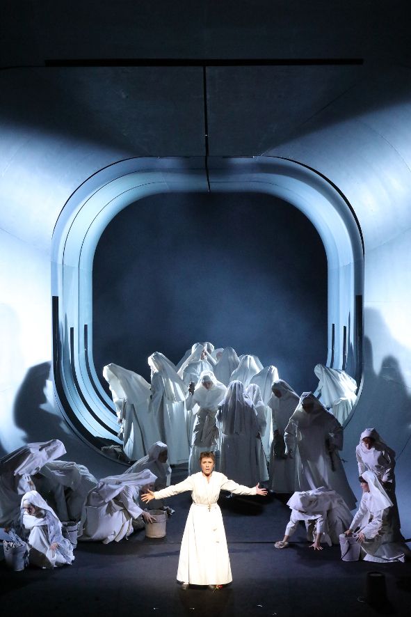 Bayerische Staatsoper / Il trittico hier in Suor Angelica Ermonela Jaho als Angelica sowie Ensemble und Chor © Wilfried Hoesl Bayerische Staatsoper / Il trittico hier in Suor Angelica Ermonela Jaho als Angelica sowie Ensemble und Chor © Wilfried Hoesl