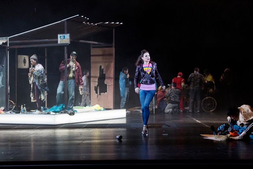 Theater Freiburg / Katja Kabanowa - hier Jin Seok Lee, Joshua Kohl, Inga Schäfer, Chor © Rainer Muranyi Theater Freiburg / Katja Kabanowa - hier Jin Seok Lee, Joshua Kohl, Inga Schäfer, Chor © Rainer Muranyi